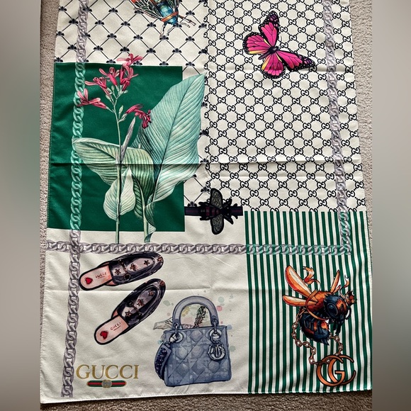 Beautiful Preowned Gucci shawl. - Picture 3 of 8